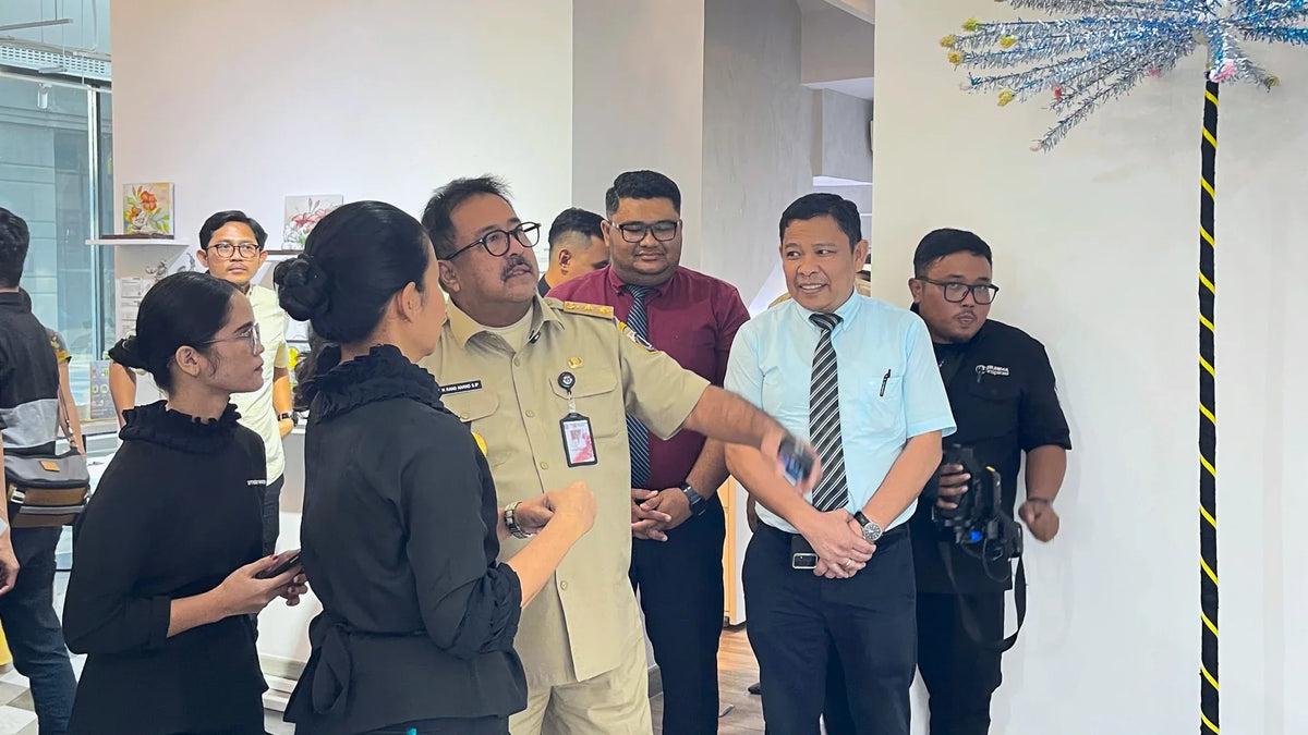 Wakil Gubernur DKI Jakarta, Rano Karno, Kunjungi Pameran “Cerita Kita di Jakarta” di 2Madison Gallery