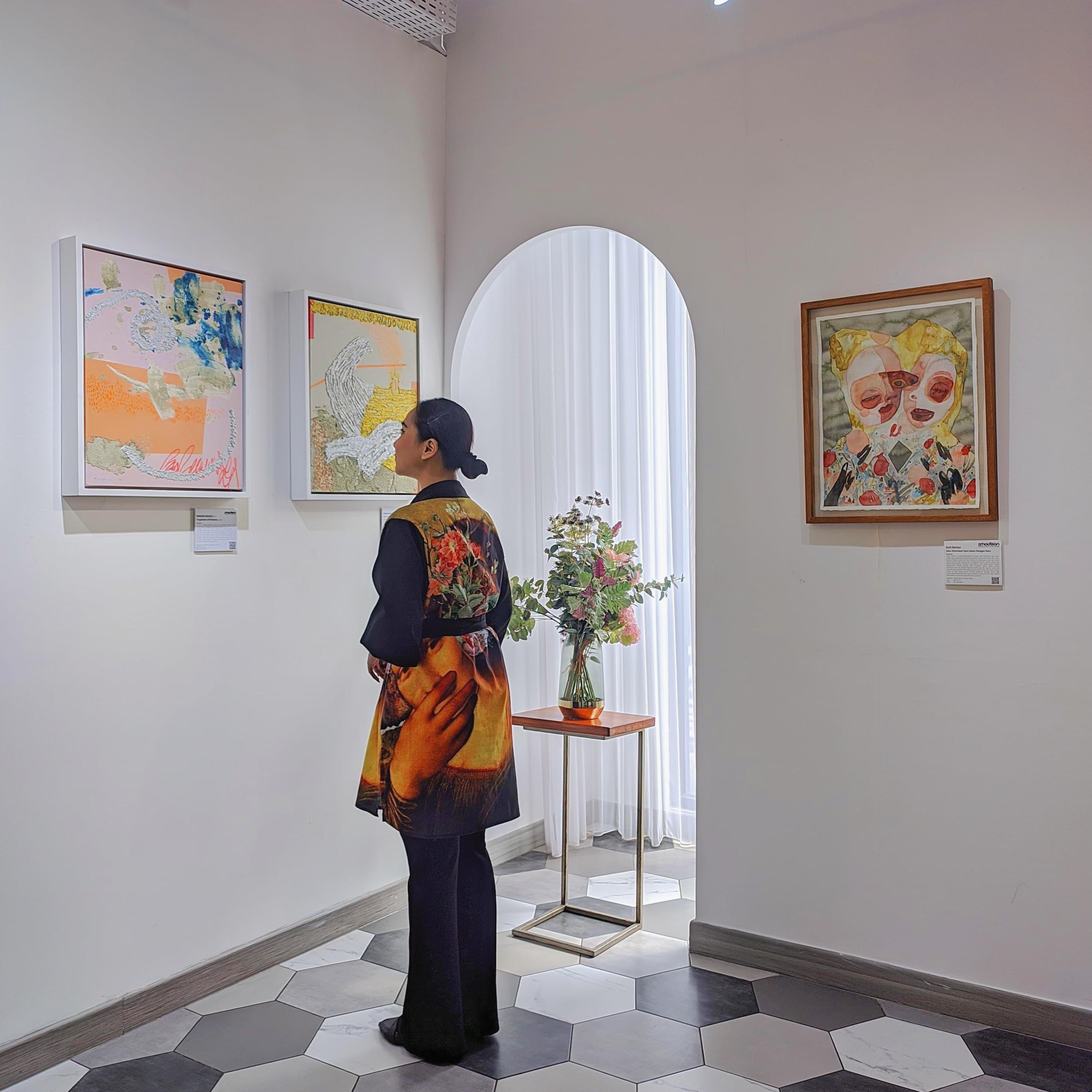 An Abstract Expressionism Art painting titled "Traces of Fading Memories" by Mardina Rahayu at 2Madison Gallery. Featured in Art Gallery Jakarta and Indonesian Gallery, this piece represents Contemporary art Asia. 